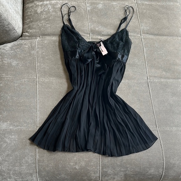 Victoria's Secret Black Chemise with Spaghetti Straps and Sheer Skirt - Picture 4 of 7